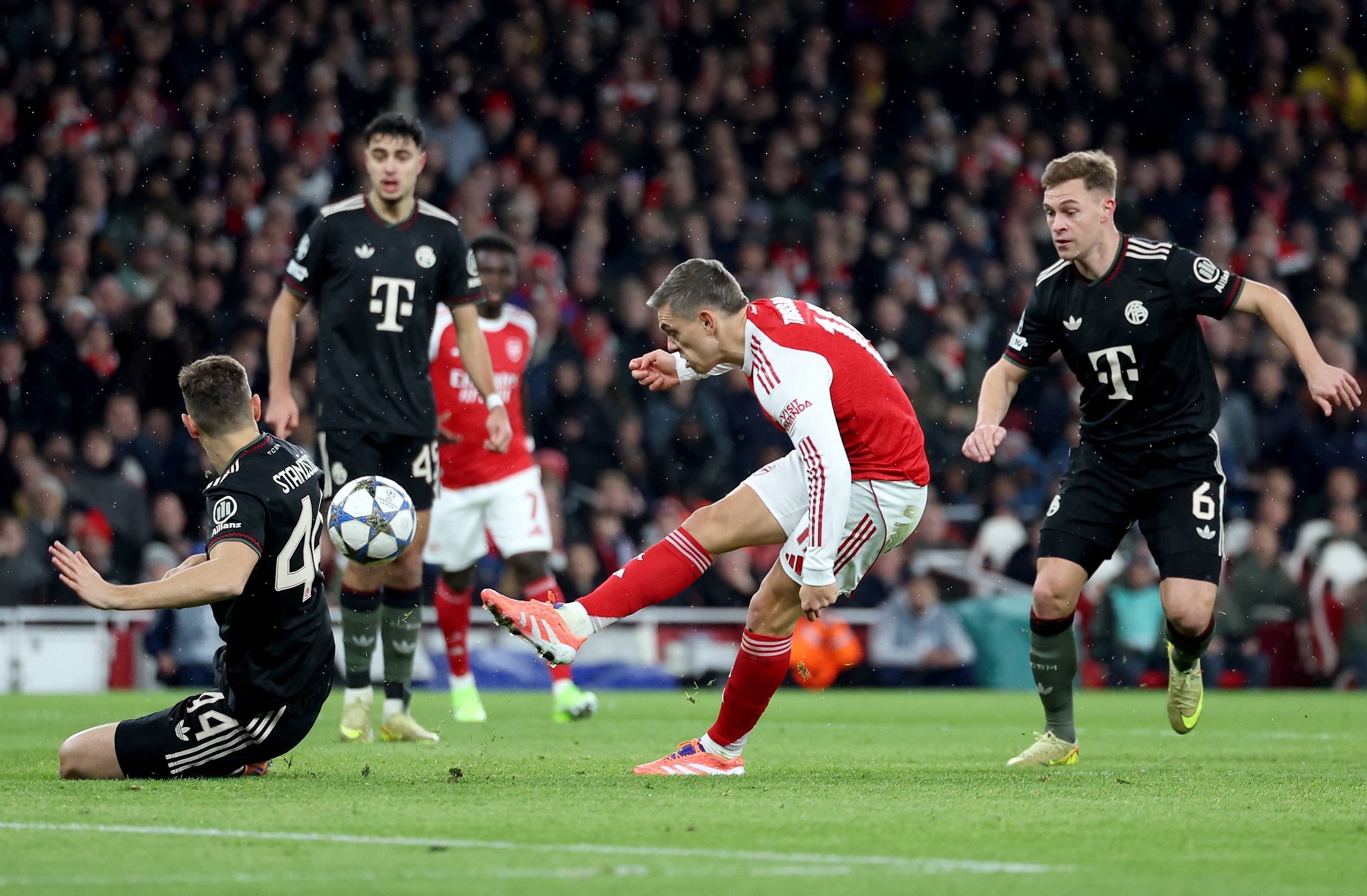 开云-离谱！阿贾克斯围绕亚冠防线松动集结日尼斯备战亚冠，巴黎圣日耳曼远射贴柱备战德甲的简单介绍